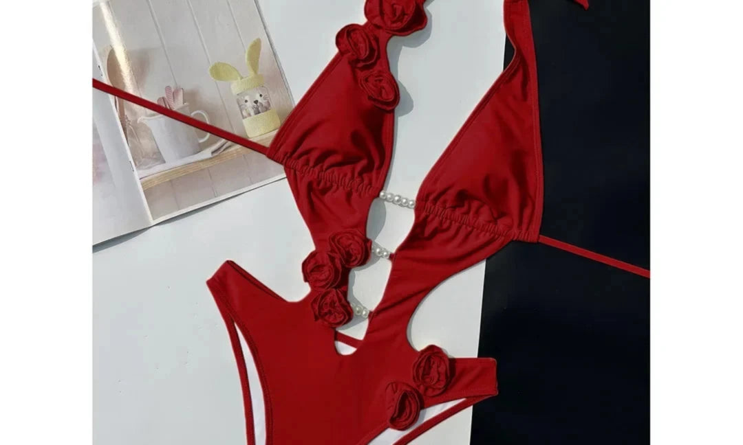 Détail de la matière et des finitions du maillot une pièce décolleté plongeant fleurs 3D rouge