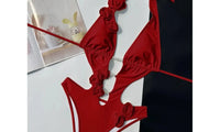 Détail de la matière et des finitions du maillot une pièce décolleté plongeant fleurs 3D rouge