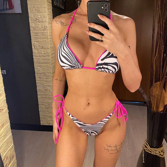 Bikini brésilien tour de cou sans armatures imprimé zèbre noir et blanc à liseré rose porté de face en selfie