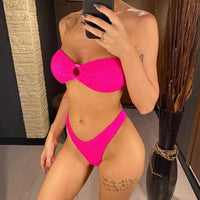 Bikini bandeau froncé à anneau sans armatures rose vif de face au miroir, haut bandeau froncé et bas échancré