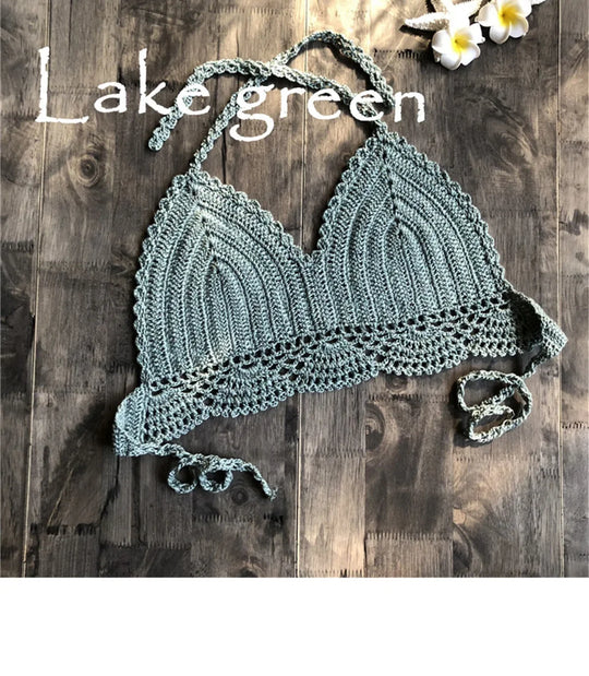 Haut de maillot de bain crochet vert d'eau à plat, longues bretelles tressées et fleurs blanches dans le coin supérieur
