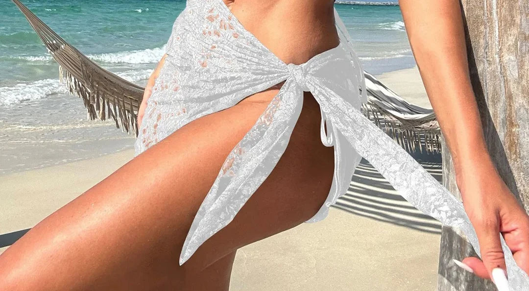 Gros plan sur le bas du trikini avec paréo en dentelle haut triangle blanc