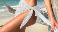 Gros plan sur le bas du trikini avec paréo en dentelle haut triangle blanc