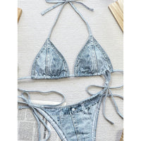 Gros plan sur le triangle en denim bleu clair d'un bikini, coutures apparentes et lanière de nuque