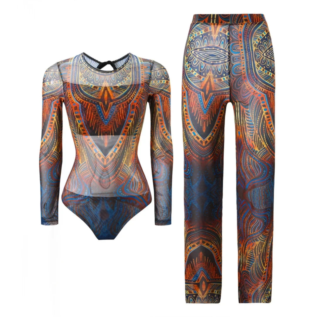 Maillot de bain une pièce manches longues et pantalon bleu à motifs orange posé à plat sur fond blanc, ensemble complet