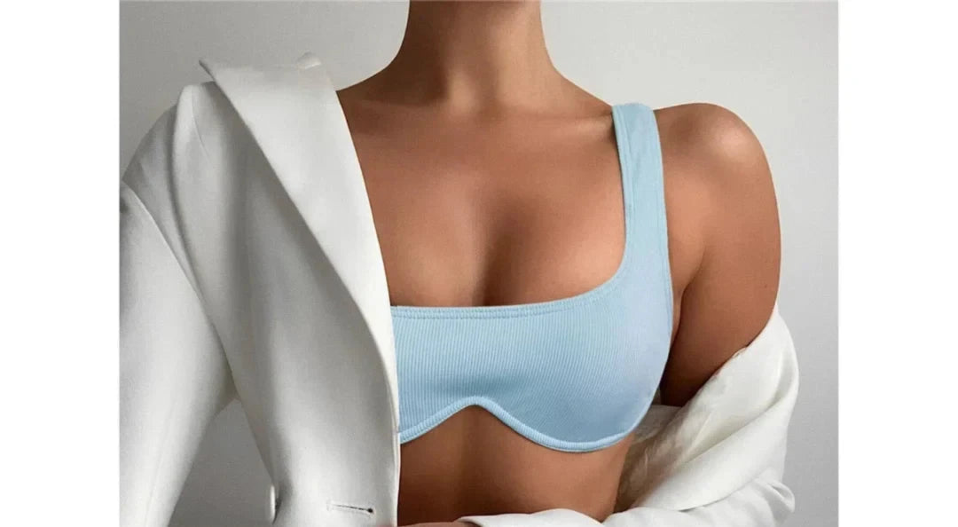 Gros plan sur le haut du bikini à armatures brassière et bas brésilien bleu ciel