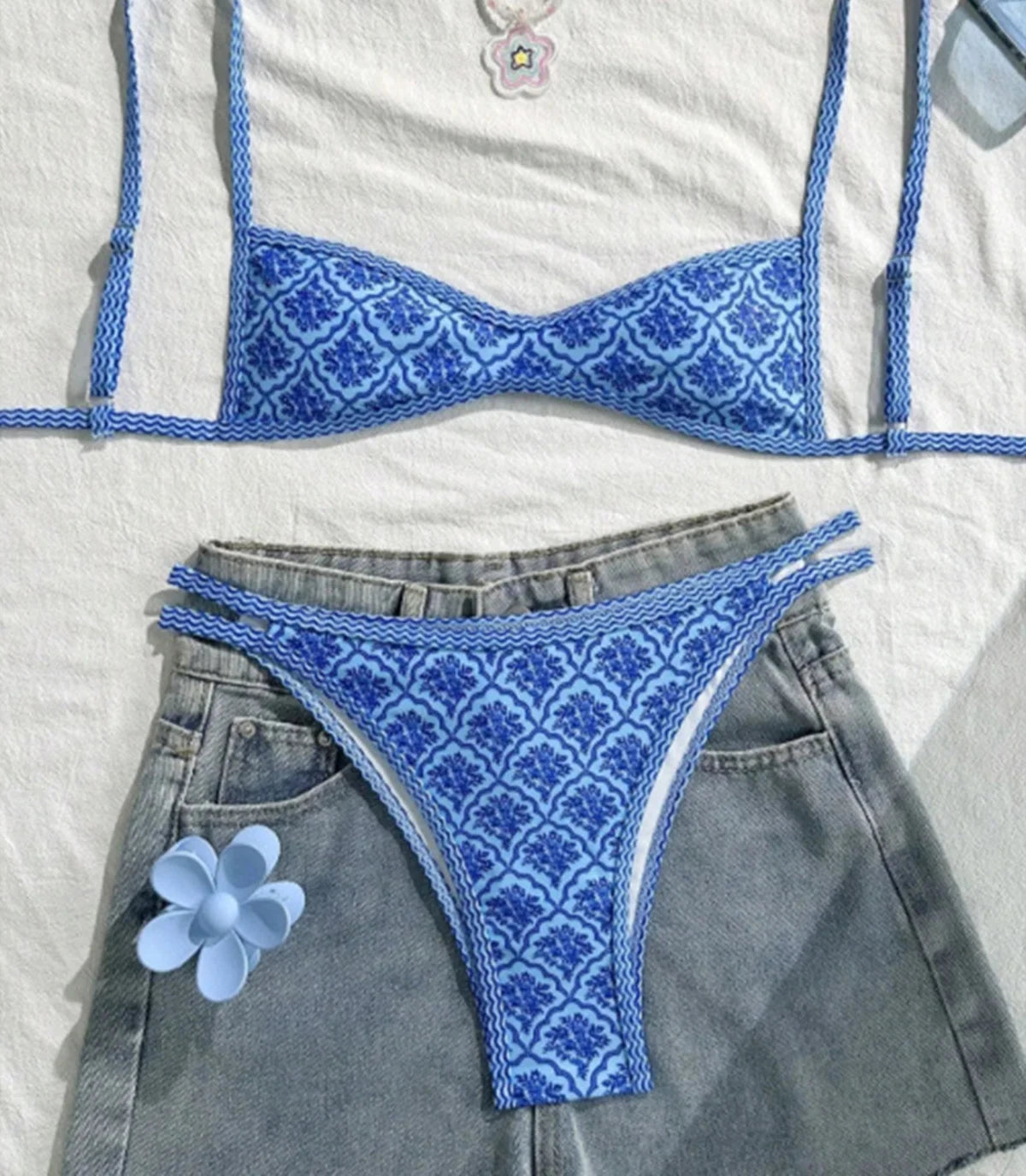 Ensemble bikini bleu imprimé fleuri à plat sur un short en jean, bretelles fines réglables et bas à double lien latéral