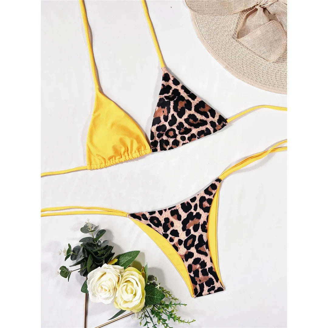 Bikini tour de cou léopard jaune posé à plat sur fond blanc, triangle jaune uni à côté d'un triangle léopard et liens jaunes