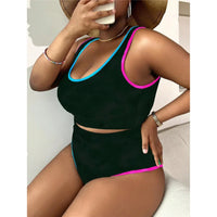 Bikini grande taille tie-dye taille haute noir en selfie assise sur un canapé, tasse blanche à la main