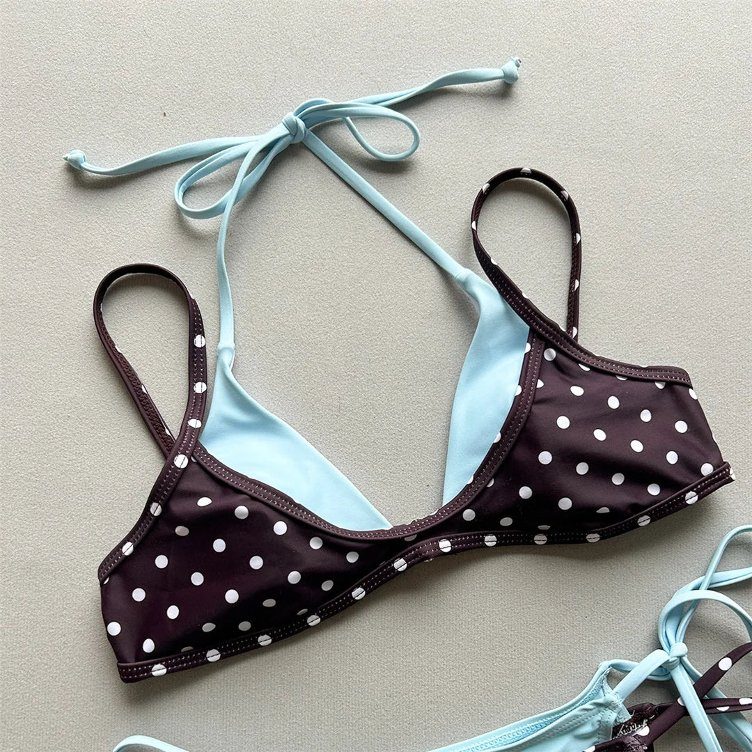 Gros plan sur le haut à pois marron du bikini, bretelles fines et doublure bleu ciel visible sous le triangle