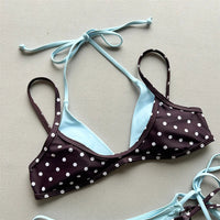 Gros plan sur le haut à pois marron du bikini, bretelles fines et doublure bleu ciel visible sous le triangle