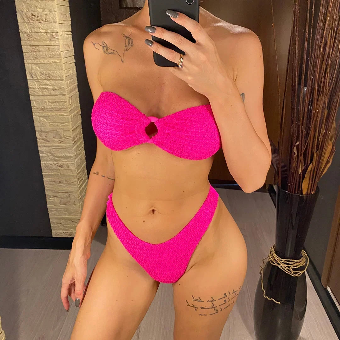 Bikini bandeau froncé à anneau sans armatures rose vif porté de face, haut bandeau avec anneau et bas brésilien