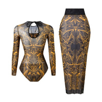 Maillot une pièce manches longues jaune à motifs dorés vu de dos avec son paréo long, posé à plat sur fond blanc