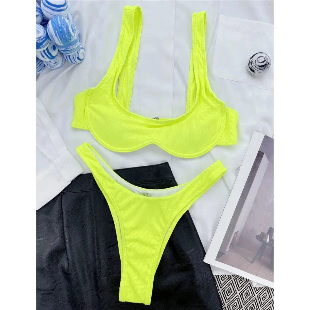 Bikini à armatures brésilien détail en V vert fluo à plat sur chemise blanche, culotte à échancrure haute
