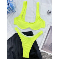 Bikini à armatures brésilien détail en V vert fluo à plat sur chemise blanche, culotte à échancrure haute