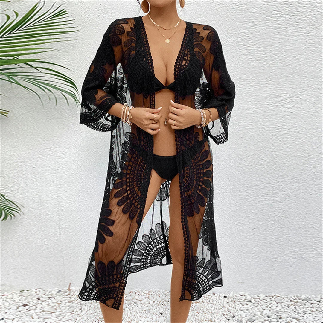 Cardigan de plage brodé en mousseline demi-manches noir porté ouvert sur un bikini noir, collier et bracelets