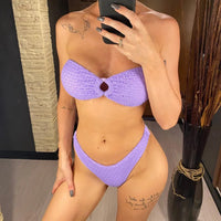 Bikini bandeau froncé rembourré sans armatures violet porté de face en selfie, anneau au centre du bandeau