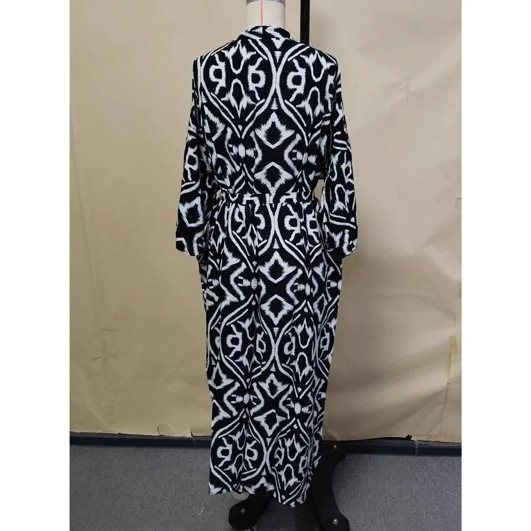 Robe de plage imprimée à manches longues col V noir vue de dos sur mannequin, motif noir et blanc jusqu'au bas