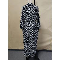 Robe de plage imprimée à manches longues col V noir vue de dos sur mannequin, motif noir et blanc jusqu'au bas