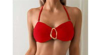 Gros plan sur le haut du bikini bandeau à anneau métallique taille haute rouge
