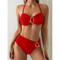 Bikini taille haute tour de cou à anneau métallique rouge porté de face par une femme sur fond clair, anneau doré au buste