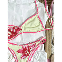 Bikini brésilien triangle imprimé fleuri beige, gros plan sur le haut avec liseré rose au crochet et fleurs roses