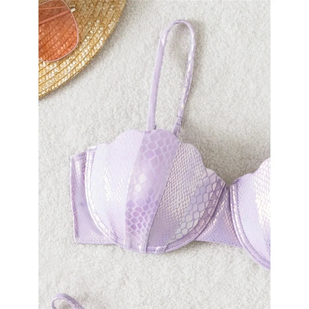 Gros plan sur un bonnet festonné lilas effet serpent, armatures visibles et bretelles fines réglables