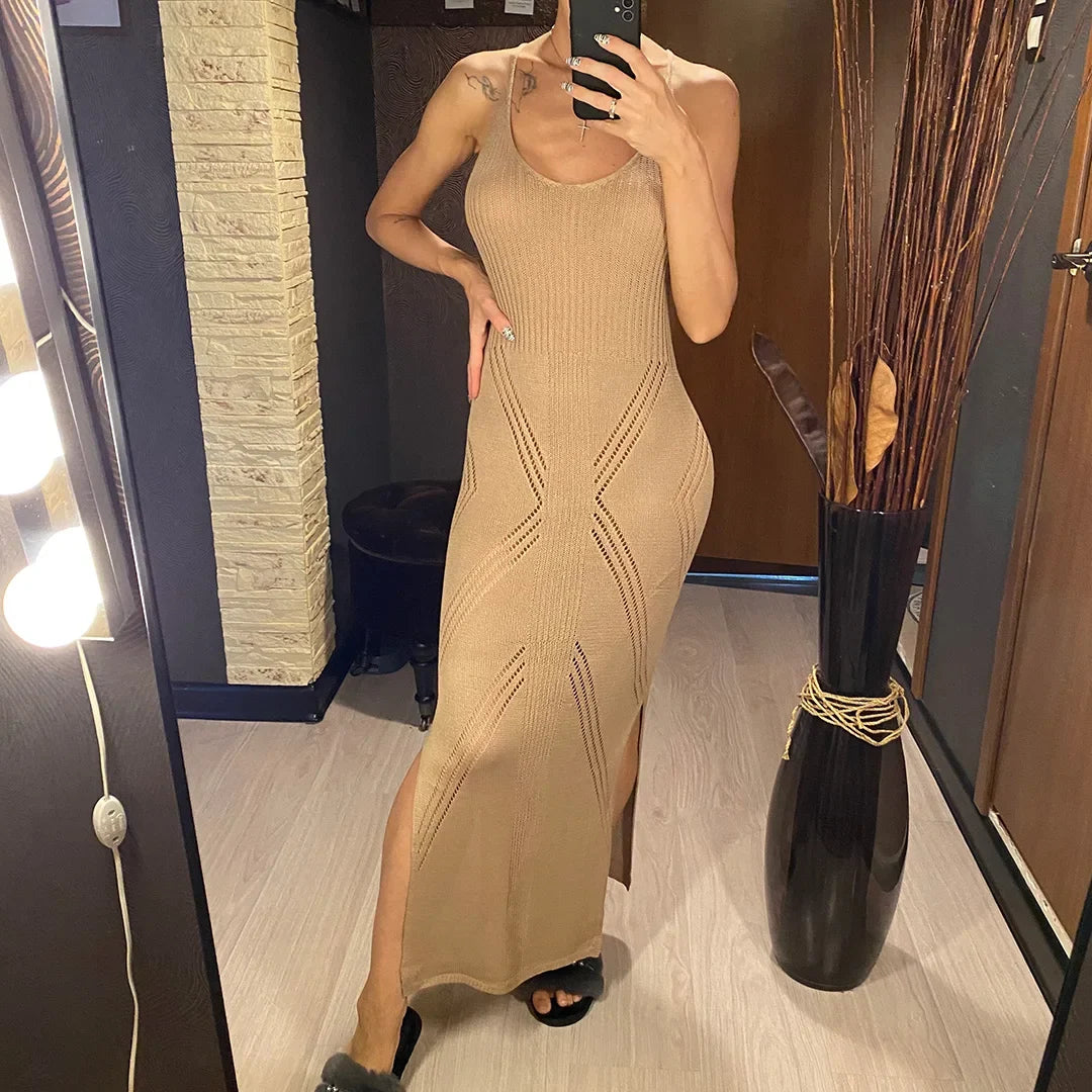 Robe longue kaki en maille côtelée à découpes losange, portée de face devant un miroir, col rond et fente latérale