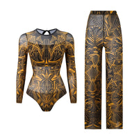 Maillot de bain une pièce manches longues et pantalon jaune à motifs dorés et noirs posé à plat sur fond blanc