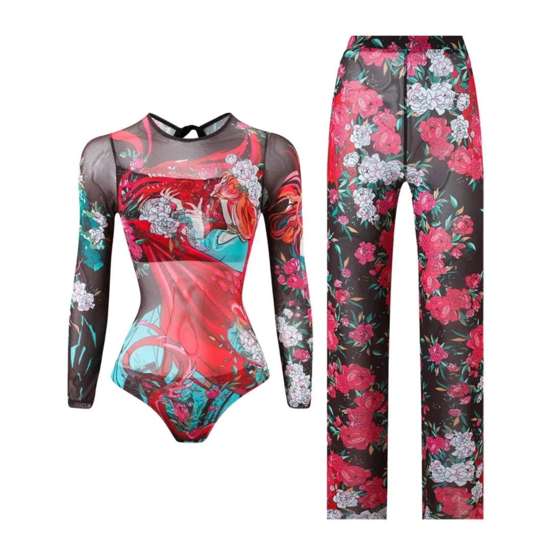 Maillot de bain une pièce manches longues et pantalon imprimé fleuri posé à plat, pivoines roses et blanches sur fond rouge