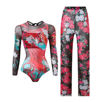 Maillot de bain une pièce manches longues et pantalon imprimé fleuri posé à plat, pivoines roses et blanches sur fond rouge