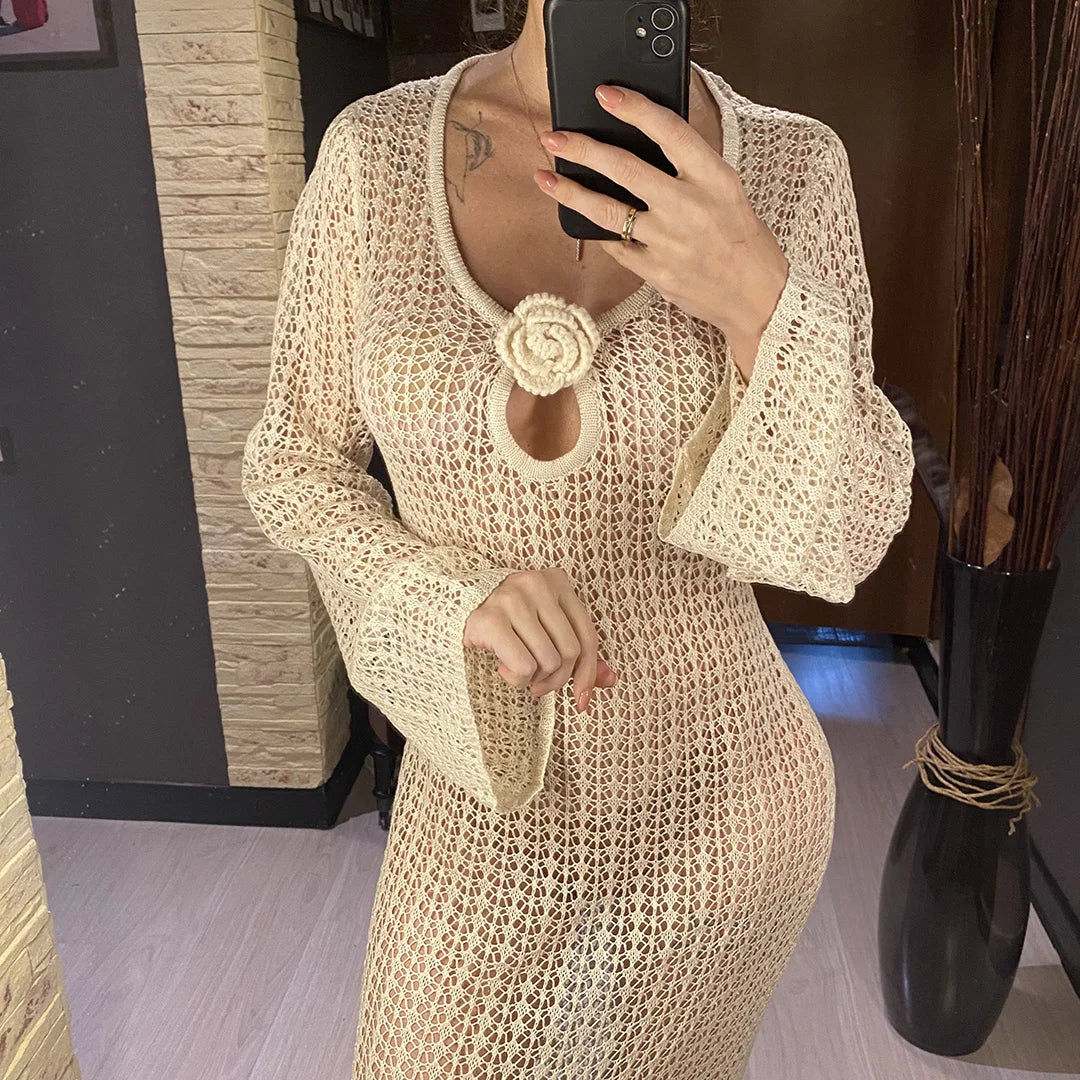 Robe de plage longue en crochet beige à manches longues et fleur en relief au décolleté, portée de face en selfie