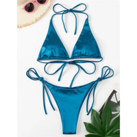 Bikini brésilien satiné triangle tour de cou bleu canard posé à plat sur fond blanc, liens latéraux longs