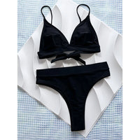 Bikini brésilien échancré taille haute noir à plat sur fond blanc, haut triangle à bretelles fines et culotte haute