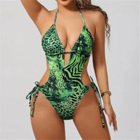 Maillot de bain une pièce imprimé léopard vert de face, décolleté plongeant avec anneau central et lacets latéraux