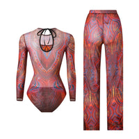 Maillot de bain une pièce manches longues et pantalon rouge brique vu de dos à plat, lien noir noué au col