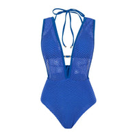 Maillot de bain une pièce résille décolleté V dos nu bleu roi posé à plat sur fond blanc, décolleté profond et bretelles nouées au cou