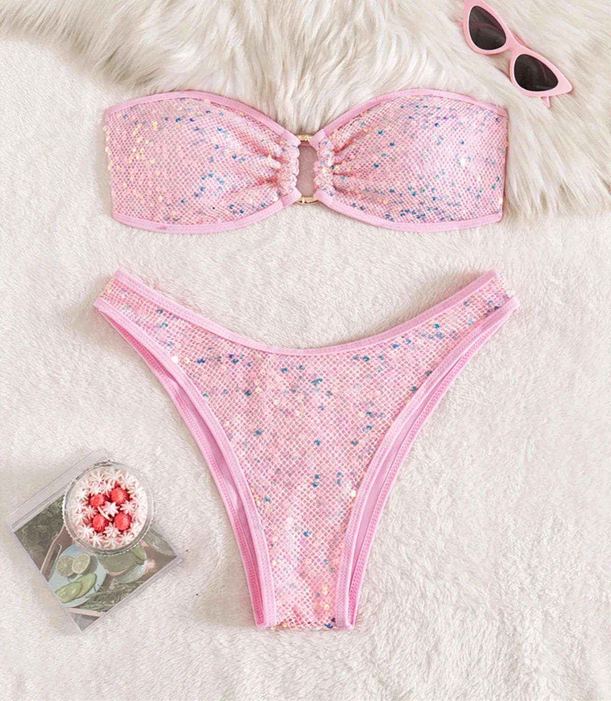 Bikini bandeau à sequins brillants taille basse rose vu à plat de près, sequins irisés sur le slip et bordure rose