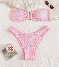 Bikini bandeau à sequins brillants taille basse rose vu à plat de près, sequins irisés sur le slip et bordure rose
