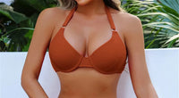 Gros plan sur le haut du bikini à armatures tour de cou et bas ajouré orange
