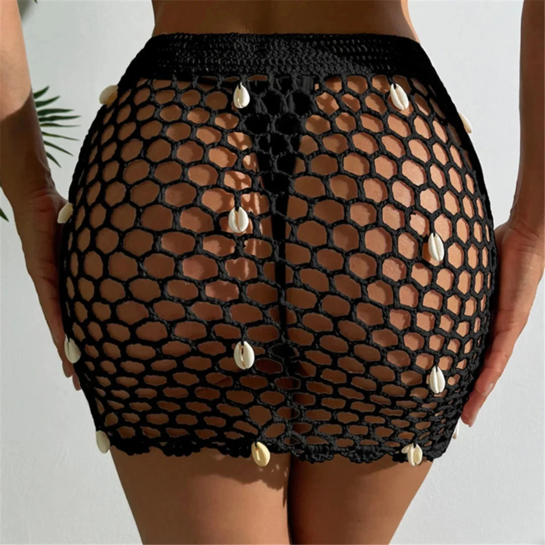 Cache-maillot jupe noire en crochet ajouré à coquillages vue de dos, portée sur la taille avec ourlet festonné