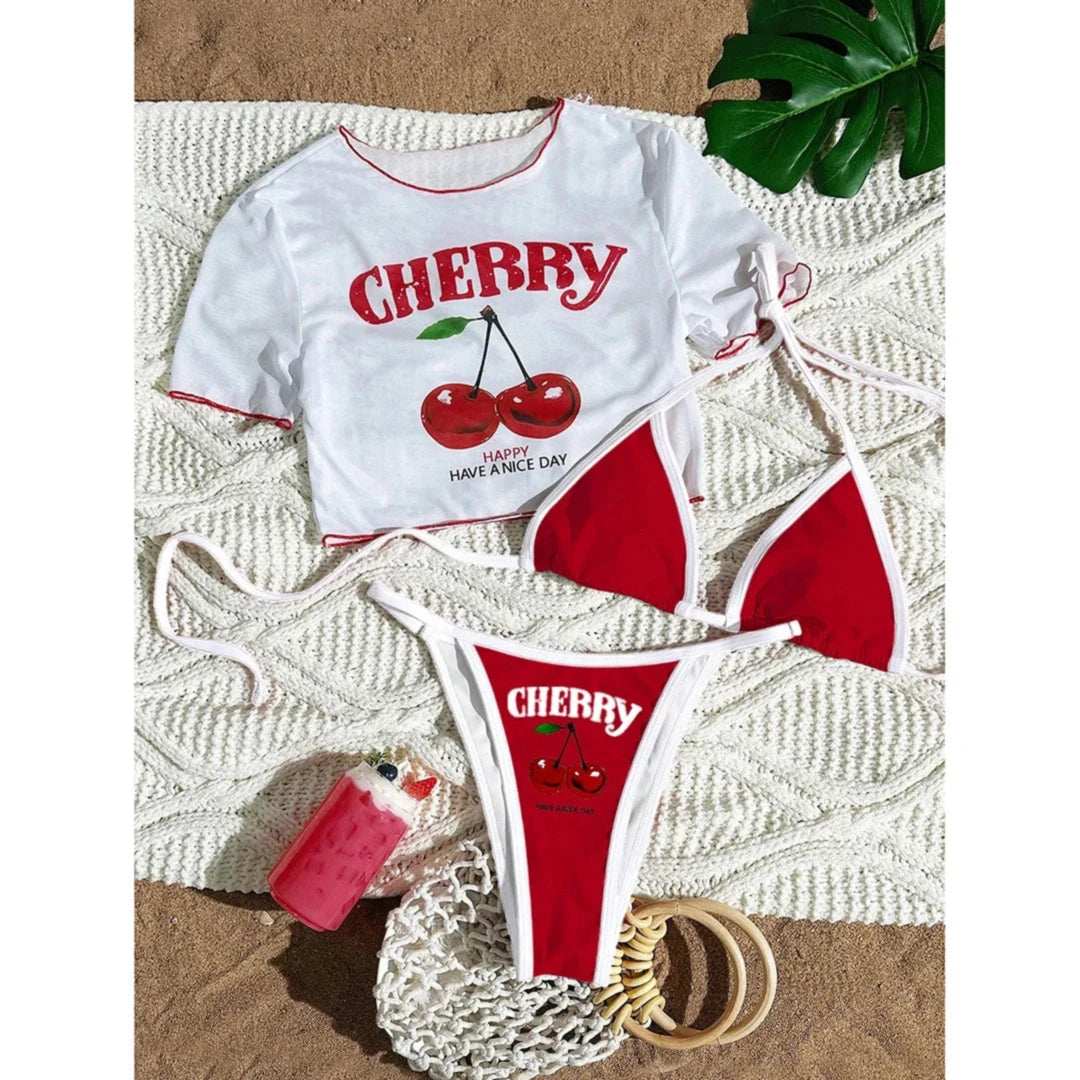 Maillot trois pièces t-shirt blanc imprimé cerises avec bikini rouge et blanc, présenté à plat