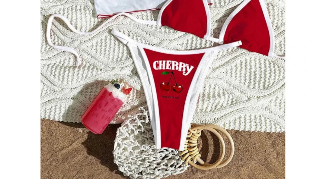 Gros plan sur le bas du maillot trois pièces t-shirt imprimé cerises rouge et blanc
