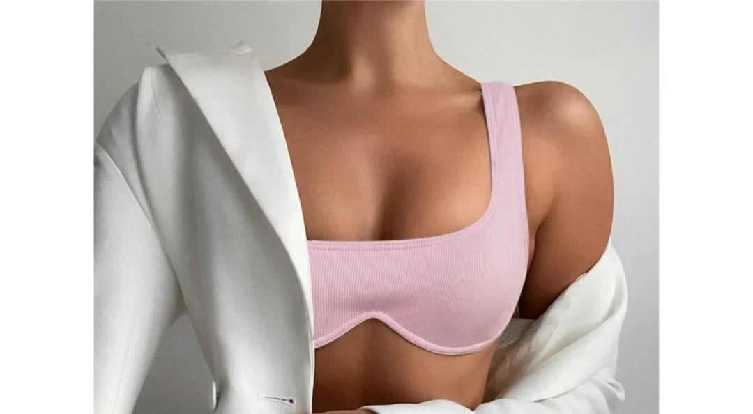 Gros plan sur le haut du bikini à armatures brassière et bas brésilien rose clair