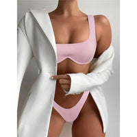 Bikini à armatures brésilien détail en V rose porté de face sous un blazer blanc, bonnets à armatures