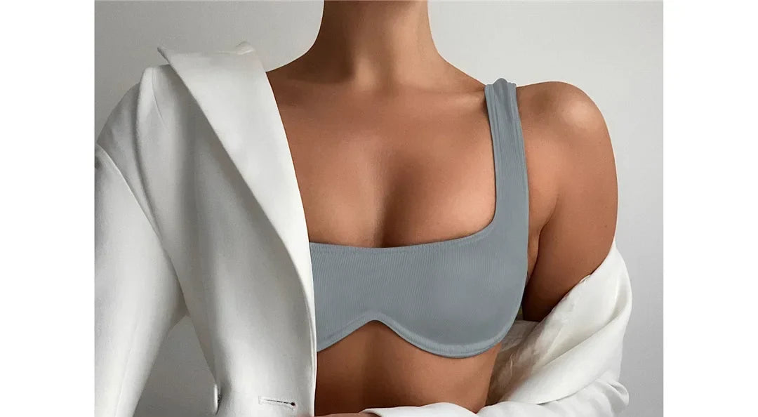 Gros plan sur le haut du bikini à armatures brassière et bas brésilien gris bleuté