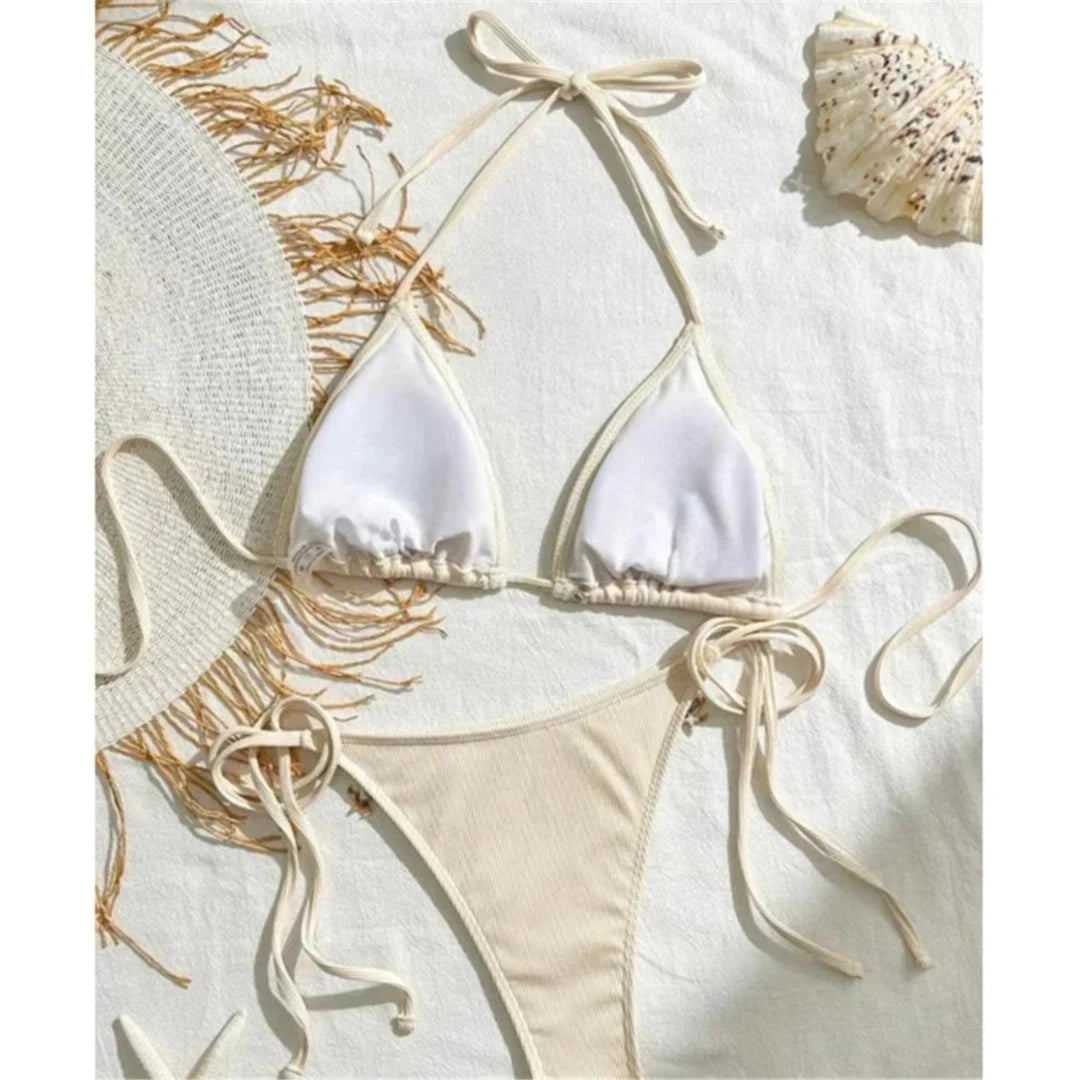 Bikini brésilien tour de cou patchwork à lanières marron clair posé à plat, haut blanc et bas sable