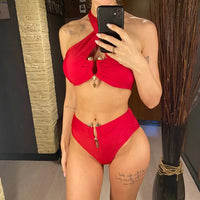 Bikini taille haute tour de cou à découpes rouge porté de face en selfie, anneaux dorés au buste et à la taille