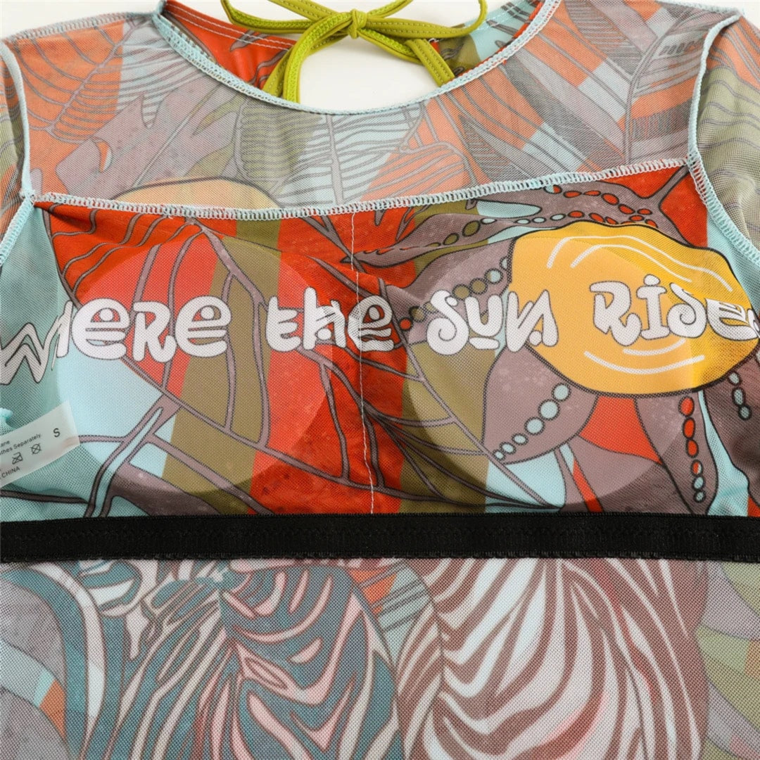 Gros plan sur le buste du maillot de bain imprimé zèbre, bande noire sous la poitrine et motif soleil jaune