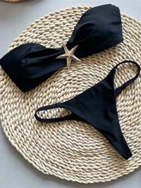 Bikini bandeau string échancré à étoile métallique noir à plat, slip string aux fines bretelles latérales